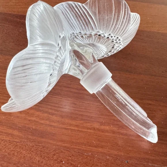 Signed Lalique Crystal Flower Perfume Stopper – Frosted Clear – France - Picture 13 of 16